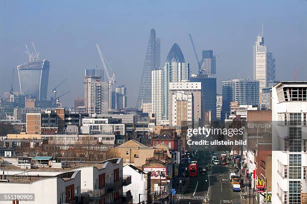 England, London, White Chapel, , Blick auf Wolkenkratzer des Finanzbezirks der City of London, links das sog. "Walkie-Talkie" mit gekrümmter...