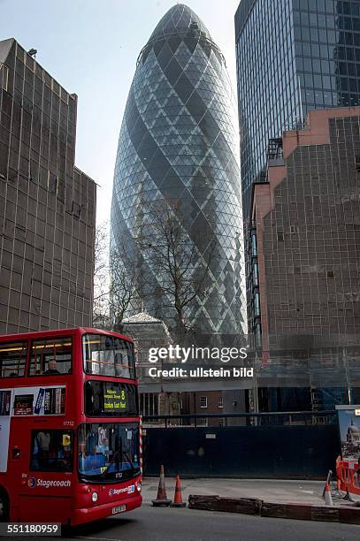 England, London, City of London, , Blick auf Wolkenkratzer im Finanzbezirk der City of London, 30 St Mary Axe, The Gherkin oder Swiss-Re-Tower...