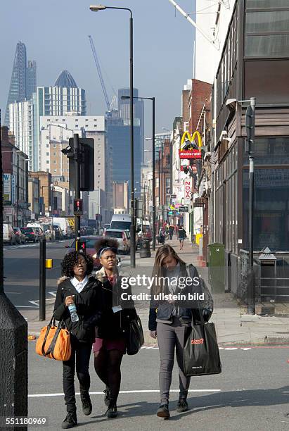 England, London, White Chapel, , Strassenszene mit Blick auf Wolkenkratzer des Finanzbezirks der City of London, der höchste Turm ist der Leadenhall-...