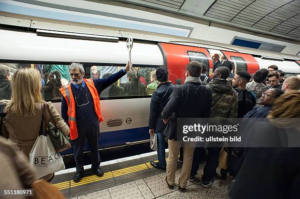 England, London, , Underground- Station Old-Street, rush hour, Gedränge am Bahnsteig,total überfüllte Bahn fährt ein, Fahrgäste kämpfen um einen...