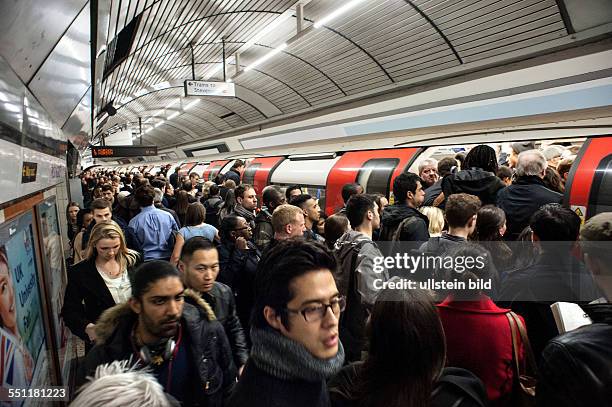 England, London, , Underground- Station Old-Street, rush hour, Gedränge am Bahnsteig,total überfüllte Bahn fährt ein, Fahrgäste kämpfen um einen...