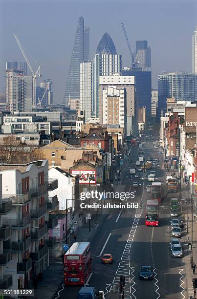 England, London, White Chapel, , Blick auf Wolkenkratzer des Finanzbezirks der City of London, links das sog. "Walkie-Talkie" mit gekrümmter...