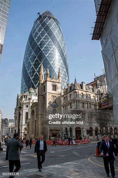England, London, City of London, , Blick auf Wolkenkratzer im Finanzbezirk der City of London, 30 St Mary Axe, The Gherkin oder Swiss-Re-Tower...