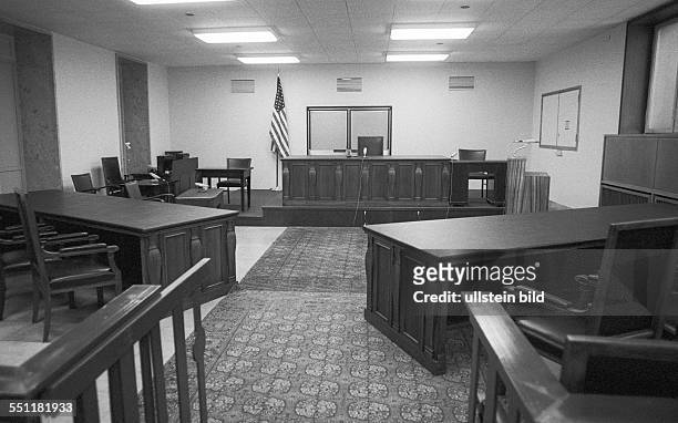 Vorschau: US-Gerichtssaal im Flughafen Tempelhof. Berlin , 12. 01. 1979. Unter Richter Herbert J. Stern wird den Entführern der Prozess vor dem...
