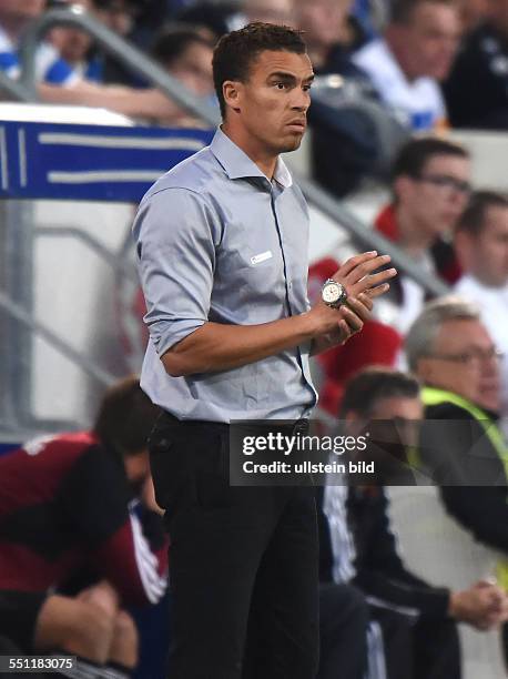 Fussball, Saison 2014/15, DFB-Pokal, 1. Hauptrunde, MSV Duisburg - 1. FC Nuernberg 1:0 Trainer Valerien Ismael, Valerien Ismaël handtiert mit seiner...