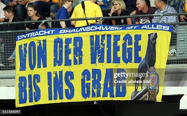 Fans mit Plakat Transparent Spruchband, Eintracht Braunschweig ist alles Von der Wiege bis ins Grab , Eintracht Braunschweig, Testspiel, zweite...