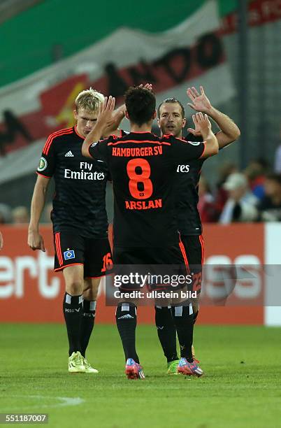 Artjoms Rudnevs, Tolgay Arslan, Rafael van der Vaart, Jubel, Freude, Emotion nach Tor zum 1:2 durch Rafael van der Vaart , FC Energie Cottbus - HSV...