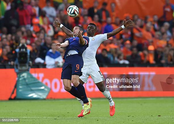 Fussball Laenderspiel in Rotterdam, Niederlande - Ghana 1-0, Robin van Persie , li., gegen Rashid Sumaila