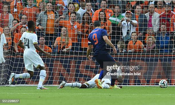 Fussball Laenderspiel in Rotterdam, Niederlande - Ghana 1-0, Robin van Persie , re., erzielt das 1-0 Siegtor für Holland.