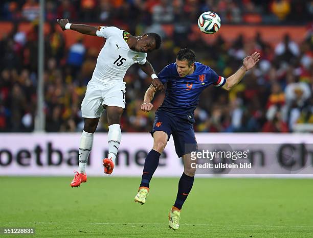 Fussball Laenderspiel in Rotterdam, Niederlande - Ghana 1-0, Rashid Sumaila , li., gegen Robin van Persie