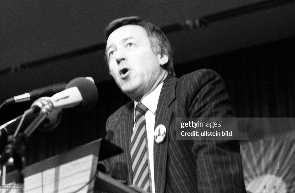 DEU, Germany, Hattingen: By shortening the working week to 35 hours a week, the IG Metall propagated a backup of the Work as here in 1987 for the steel industry with Thyssen at a rally.