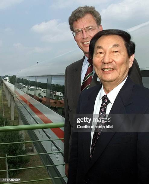 Lathen, D - Zhu Rongji, ehemaliger Premierminister China's , rechts, und Gerhard Cromme, Chef der ThyssenKrupp AG, links, posieren vor dem...