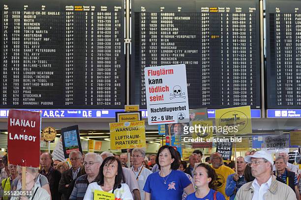 Über hundert Menschen demonstrieren auf dem Frankfurter Flughafen gegen Fluglärm.