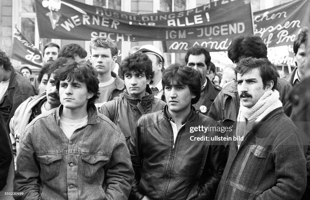 DEU, Germany, Dusseldorf: The steel workers of Henrichshuette in Hattingen tightened to their demonstrative mayor in 1987 before the state, to protest for the preservation of its steel plant near Thys