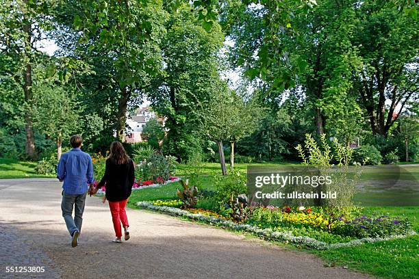 Gardens of the health resort of Bad Vilbel, flowerbed, couple, Bad Vilbel, Wetterau district, Hesse, Germany