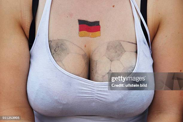 Deutschland WM Brasilien, Berlin am Brandenburger Tor, Der deutsche Weltmeister wird in Berlin empfangen, Brüste als Fußball bemalt