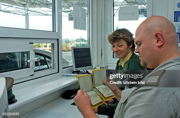 Deutsch-polnische Beamte bei Identitätskontrollen am Grenzübergang Forst-Stadt. Grenzüberwachung in Brandenburg, 13. 07. 2004. Mit Hubschraubern,...