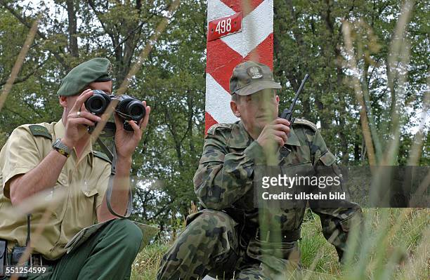 Deutsch-polnische Beamte bei Streife am östlichen Oder-Ufer bei Nowy Lubusz. Grenzüberwachung in Brandenburg, 15. 07. 2004. Mit Hubschraubern,...