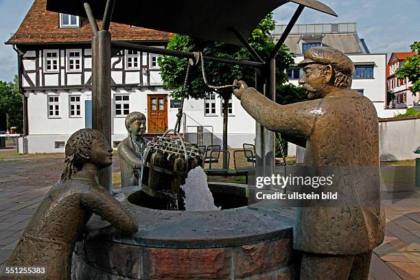 Market fountain with sculptures, half-timbered house, Old Town of Bad Vilbel, Wetterau district, Hesse, Germany