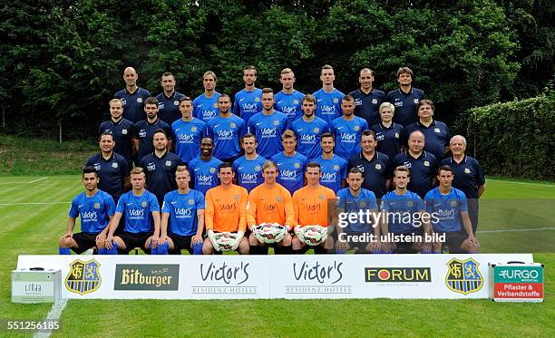 Mannschaftsshooting beim 1. FC Saarbrücken auf dem Trainingsplatz in Saarbrücken, fotografiert. Im Bild: Hintere Reihe Heinz Böhmann , Frank Kackert...