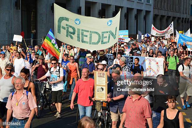 Teilnehmer der Friedensbewegung demonstrieren in Berlin im Rahmen des 1. Bundesweiten Treffens der Mahnwachen für Frieden