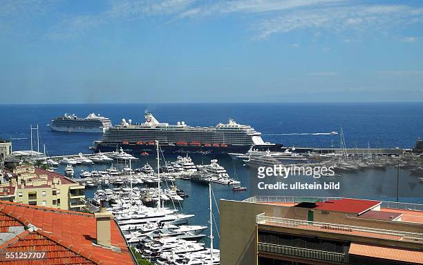 Fuerstentum_Monaco: Blick auf Hafen mit Kreuzfahrt- schiff Mein Schiff .