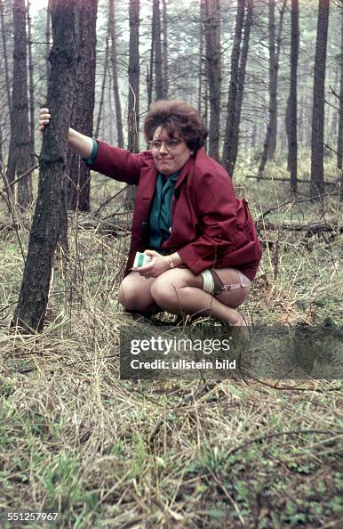 GER Ca 1958 Frau Im Wald Beim Pinkeln News Photo Getty Images ger-ca-1958-frau-im-wald-beim-pinkeln-news-photo-getty-images
