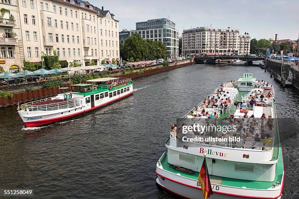 Zwei Fahrgastschiffe, die Bellevue und die Pinguin, auf der Spree am Schiffbauer Damm am Bahnhof Friedrichstraße in Berlin-Mitte.