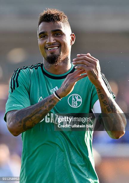 Kevin Prince Boateng klatsch in die Haende, waehrend dem Vorbereitungsspiel zur DFL Saison 2014/2015. DJK Rosenheim gegen Schalke 04 am 23. Juli 2014...