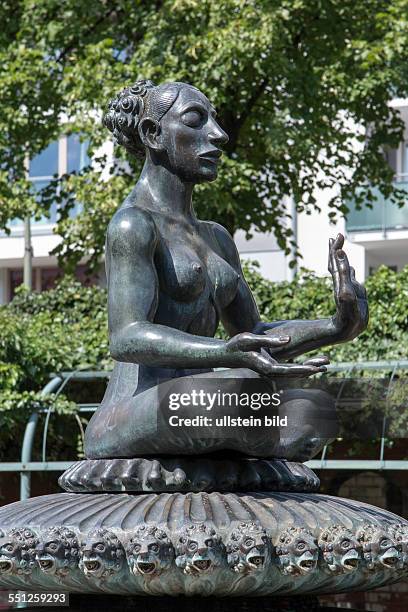 M Rosengarten des unter Denkmalschutz stehenden Luisenstädtischen Kanals in Berlin-Kreuzberg wurde 1995 der Indische Brunnen wieder hergestellt. Dies...