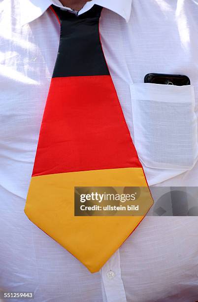 Berlin-Mitte: Fanfest auf der Straße des 17. Juni vor dem Brandenburger Tor anlässlich der FIFA Fußball WM 2014 in Brasilien. - Empfang der...