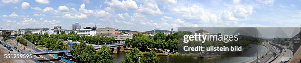 In Saarbrücken gehört das Saarufer mit der Alten Brücke und dem Staatstheater zu den Wahrzeichen der Stadt