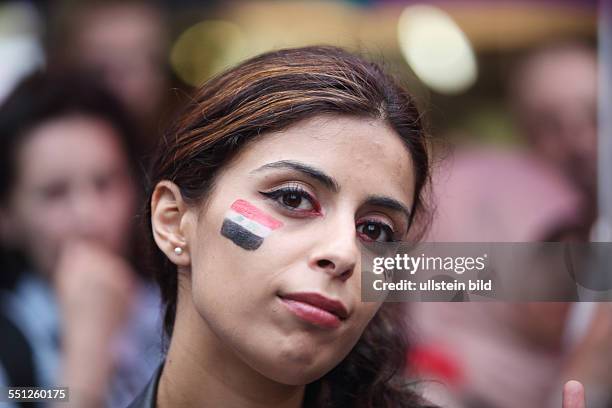 Berlin Demo gegen Israel, Pro Palästina Demonstration am Kottbusser Tor in Kreuzberg, der Schriftzug im Gesicht soll IRAK nach Aussage der jungen...