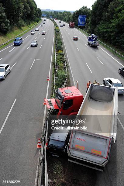 Ein Unfall mit einem LKW blockiert die A8 zwischen Elversberg und Friedrichsthal. Ein Lastwagen mit Hänger war mit einem Pkw zusammengestoßen, dabei...