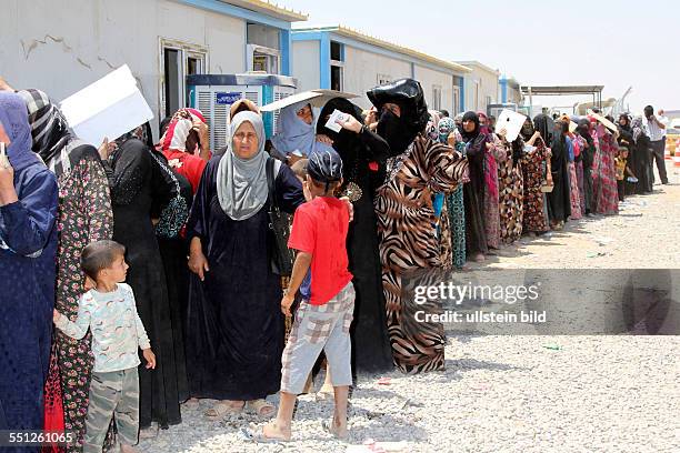 Großer Andrang bei der Verteilung von Hilfsgütern im Flüchtlingscamp Khazir nahe der Stadt Erbil im kurdischen Autonomiegebiet im Nordirak