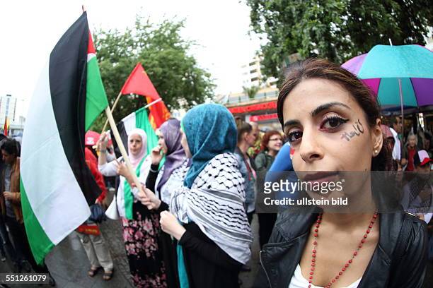 Berlin Demo gegen Israel, Pro Palästina Demonstration am Kottbusser Tor in Kreuzberg, der Schriftzug im Gesicht soll IRAK nach Aussage der jungen...
