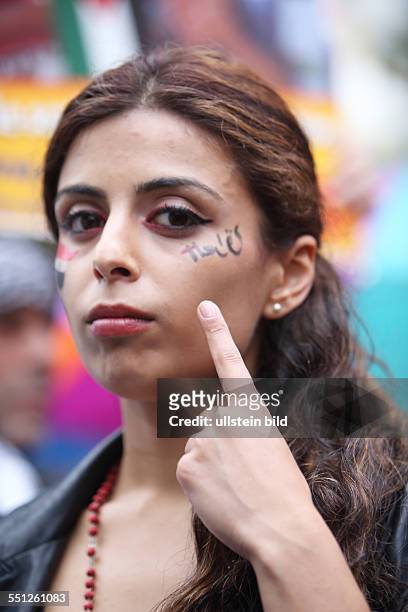 Berlin Demo gegen Israel, Pro Palästina Demonstration am Kottbusser Tor in Kreuzberg, der Schriftzug im Gesicht soll IRAK nach Aussage der jungen...