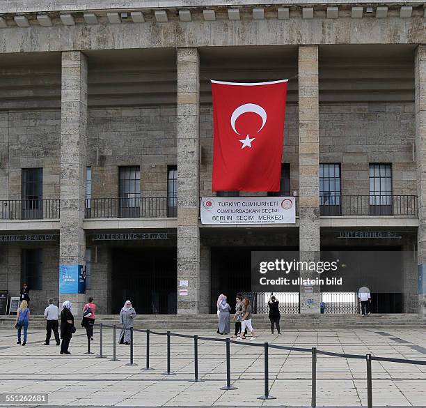 Deutschland, Türkei-Wahl in Berlin-Olympiastadion, Erstmals dürfen Berliner Türken über ihren neuen Staatspräsidenten abstimmen.