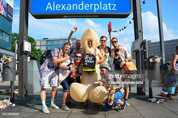 Junge Männer feiern Junggesellenabschied auf dem Alexanderplatz in Berlin