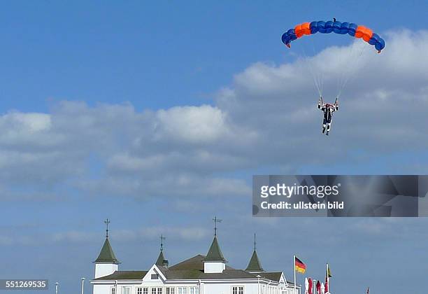 Fallschirmspringer beim Fallschirmspringen um den Seebrueckenpokal in Ahlbeck an der Ostseekueste. Gestartet wird vom Flugplatz Mellenthin aus, wo...