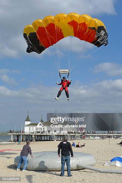 Fallschirmspringer beim Fallschirmspringen um den Seebrueckenpokal in Ahlbeck an der Ostseekueste. Gestartet wird vom Flugplatz Mellenthin aus, wo...