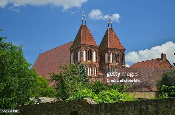 Luckau, Nikolaikirche; die gotische, zweituermige Hallenkirche wurde von 1375 bis etwa 1437 errichtet, im 15. Jahrhundert erfolgten weitere An- und...