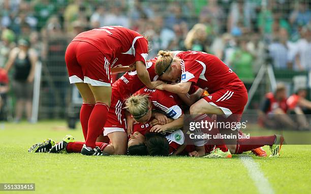 Dzenifer Marozsan, Kozue Ando, Svenja Huth, Melanie Behringer, Jubel, Freude, Emotion nach Tor zum 1:1 Ausgleich fuer Frankfurt , VfL Wolfsburg - FFC...