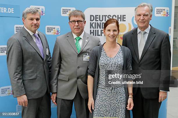 Berlin, Bundespressekonferenz, Thema: Vorstellung der Zahlen kindlicher Gewaltopfer - Auswertung der Polizeilichen Kriminalstatistik 2013, Foto:...