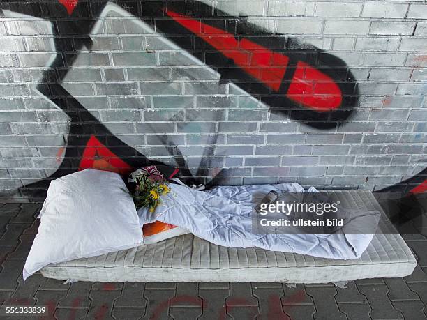 Deutschland, Berlin Matratze, Schlafstelle eines Obdachlosen, Blumen und eine Flasche Bier als Geschenk ..., unter der Behmbrücke, Graffiti