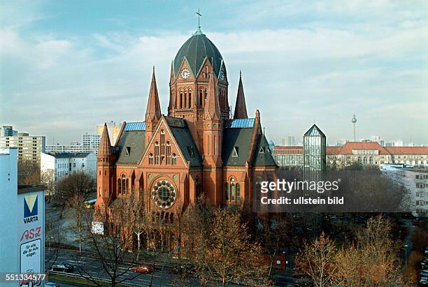 Heilig - Kreuz - Kirche in Kreuzberg, Blick aus dem Fenster einer Dachgeschosswohnung auf die Kirche , wurde modern saniert, mit Fahrstuhl versehen,...
