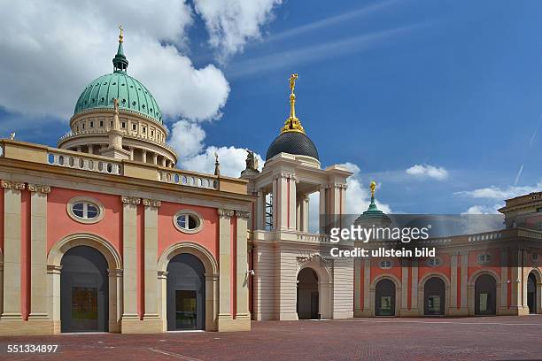 Potsdam, Blick zum Fortunaportals des Stadtschlosses, im Hintergrund die Nikolaikirche und der Turm des Alten Rathauses mit dem Riesen Atlas mit der...