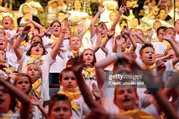 Klasse! Wir singen - Schulkinder-Liederfest Moderieren wird die Liederfeste Gerd-Peter Münden, Braunschweiger Domkantor und Erfinder von "Klasse! Wir...