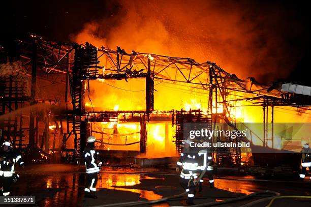Völklingen. Ein Großfeuer vernichtet am späten Donnerstagabend eine Dachdeckerei in Geislautern. Bei eintreffen der Feuerwehr steht eine 30x60 Meter...