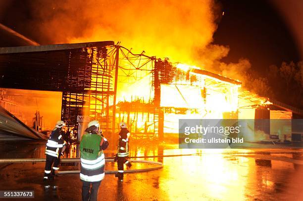 Völklingen. Ein Großfeuer vernichtet am späten Donnerstagabend eine Dachdeckerei in Geislautern. Bei eintreffen der Feuerwehr steht eine 30x60 Meter...